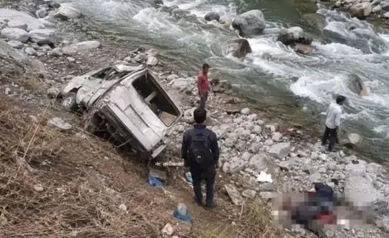 दुखद : यहां सुबह तड़के कार गिरी गहरी खाई में, तीन की मौत तीन गंभीर घायल