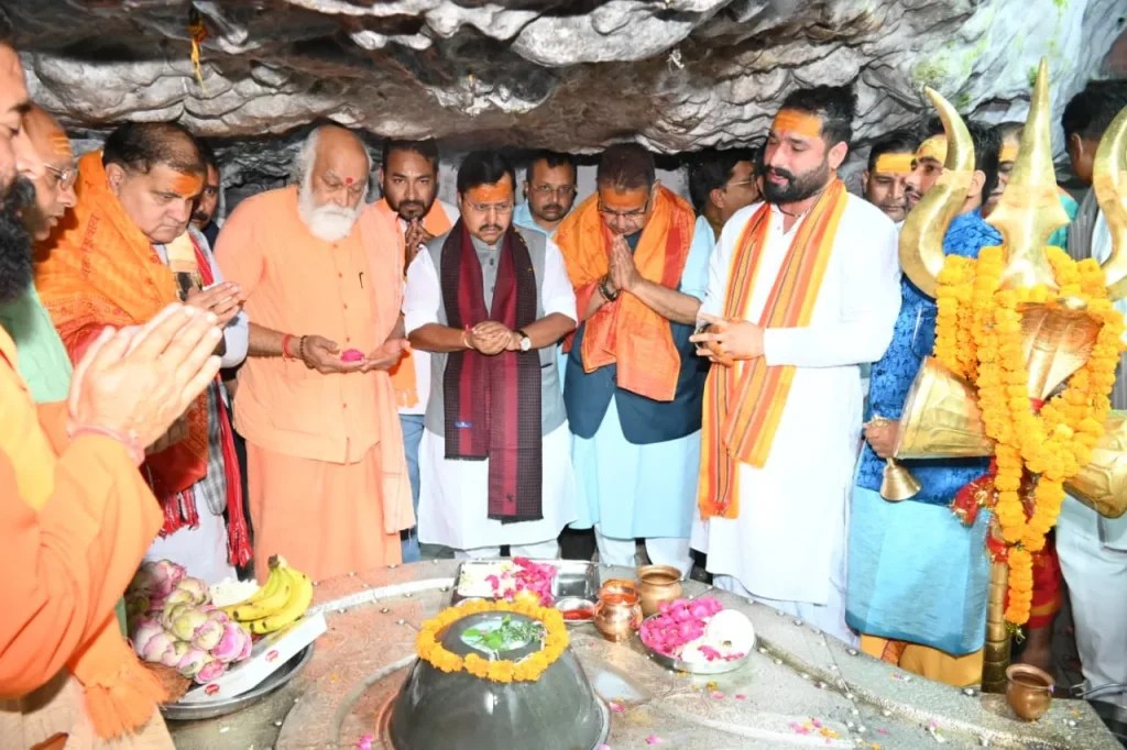 भाजपा राष्ट्रीय अध्यक्ष नितिन नबीन ने टपकेश्वर मंदिर में पूजा-अर्चना कर बूथ कार्यकर्ताओं संग किया संवाद