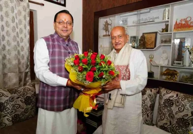सीएम धामी पहुंचे भगत सिंह कोश्यारी के आवास, भगत दा को दी शुभकामनाएं