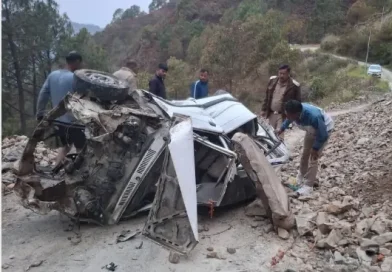 दर्दनाक हादसा: खाई में गिरी कार, तीन लोगों की मौत