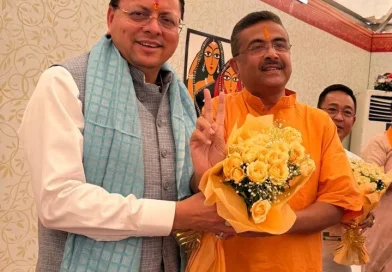 पश्चिम बंगाल में पहली बार भाजपा सरकार, शपथ ग्रहण समारोह में शामिल हुए सीएम धामी
