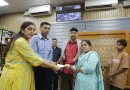 दुर्घटना में दोनों हाथ गंवा चुके मनीष को जिला प्रशासन रायफल क्लब फंड से रू0 50 हजार की आर्थिक सहायता