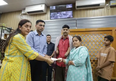 दुर्घटना में दोनों हाथ गंवा चुके मनीष को जिला प्रशासन रायफल क्लब फंड से रू0 50 हजार की आर्थिक सहायता