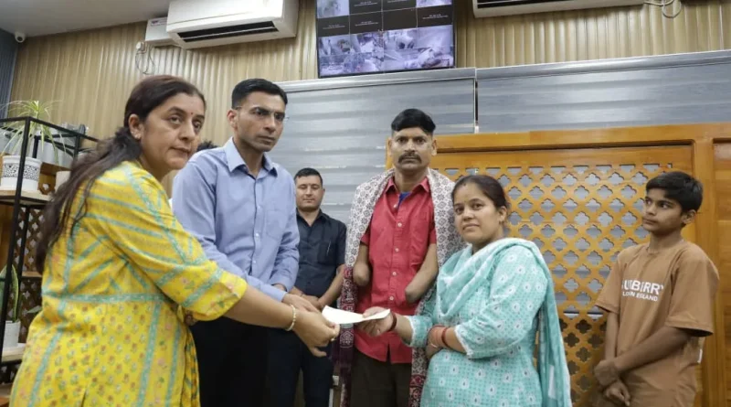 दुर्घटना में दोनों हाथ गंवा चुके मनीष को जिला प्रशासन रायफल क्लब फंड से रू0 50 हजार की आर्थिक सहायता