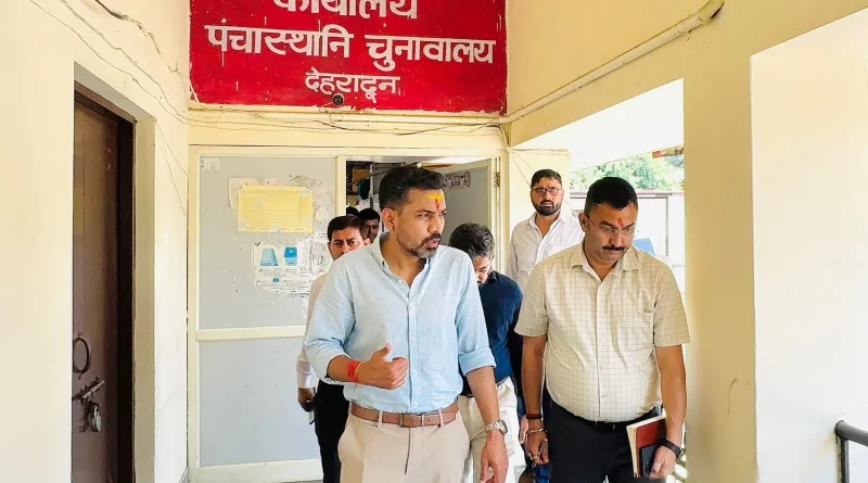 देहरादून कलेक्ट्रेट का औचक निरीक्षण, DM आशीष चौहान ने दिए सख्त निर्देश