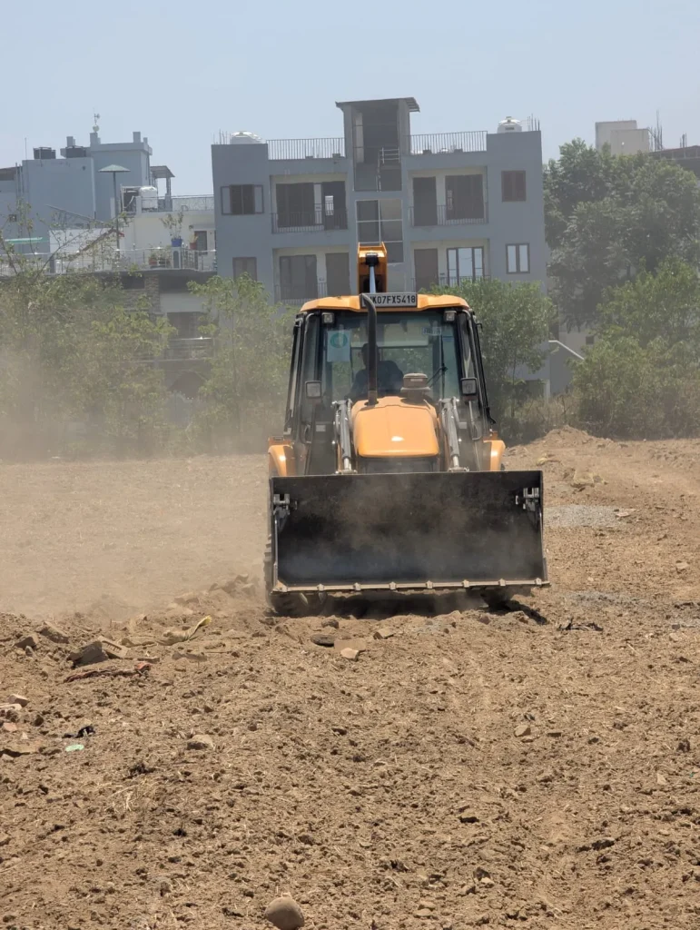 अजबपुर कला में आठ बीघा में की जा रही अवैध प्लॉटिंग पर चला एमडीडीए का बुलडोजर