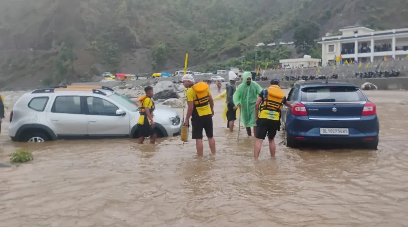 एसडीआरएफ की सतर्कता एवं त्वरित कार्रवाई से टला बड़ा हादसा, उफनती नदी में फंसे 50 से अधिक श्रद्धालुओं को किया सकुशल रेस्क्यू