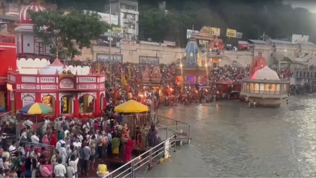 गंगा दशहरा पर हरिद्वार में उमड़ा आस्था का सैलाब, हरकी पैड़ी पर लाखों श्रद्धालुओं ने लगाई गंगा में डुबकी