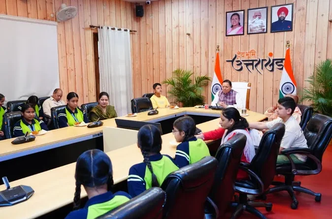 CM धामी ने छात्राओं संग सुना ‘मन की बात’, बताया प्रेरणा का सशक्त माध्यम