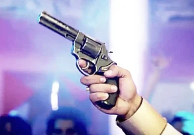 मोबाइल चलाने के विवाद में मजदूरों पर फायरिंग, चार युवक फरार