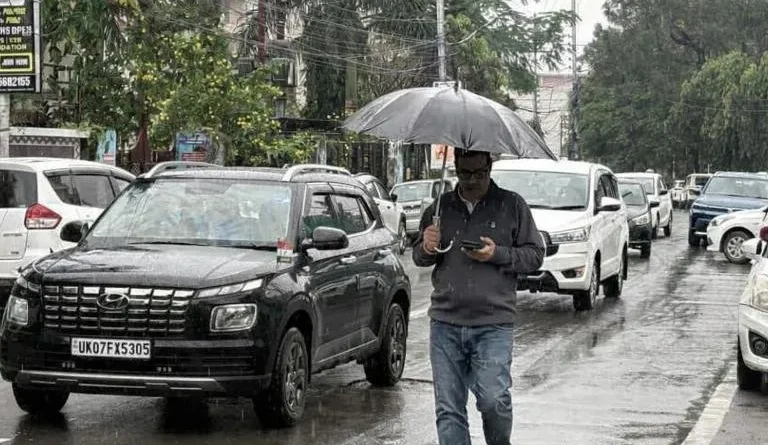 उत्तराखंड में अगले 3 घंटों के लिए येलो अलर्ट जारी, कई जिलों में बारिश और तेज हवाओं की चेतावनी