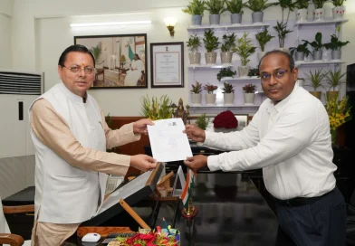 उत्तराखण्ड में विशेष गहन पुनरीक्षण SIR कार्यक्रम के तहत सीएम धामी को मुख्य निर्वाचन अधिकारी ने सौंपा गणना फॉर्म