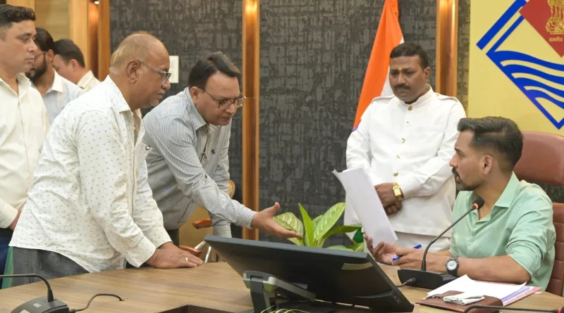 समाधान दिवस में डीएम ने सुनीं 194 जन शिकायतें, समयबद्ध निस्तारण के सख्त निर्देश