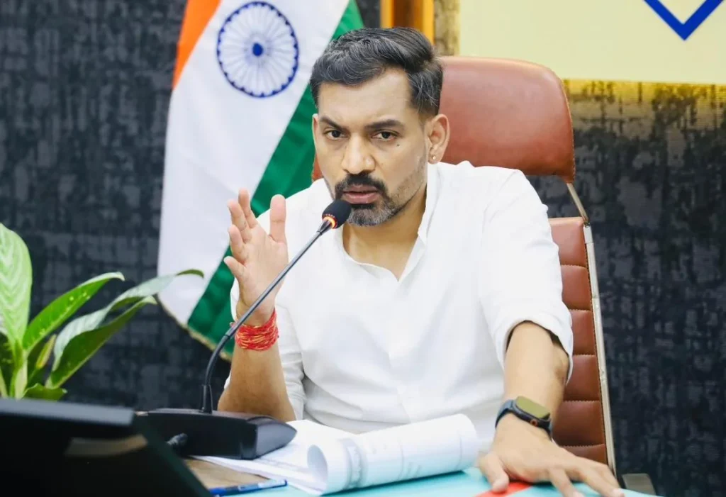 परियोजनाओं के लिए भूमि चयन हेतु डीएम आशीष चौहान ने की तहसीलदारों की जिम्मेदारी तय; एसडीएमस को अनुश्रवण के निर्देश