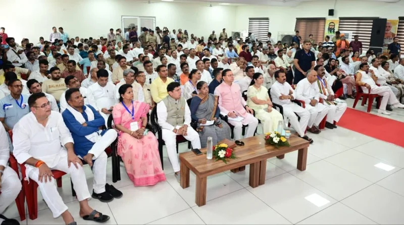 मुख्यमंत्री पुष्कर सिंह धामी ने रविवार को रुड़की में प्रधानमंत्री नरेंद्र मोदी के मन की बात कार्यक्रम के 135वें संस्करण को सुना