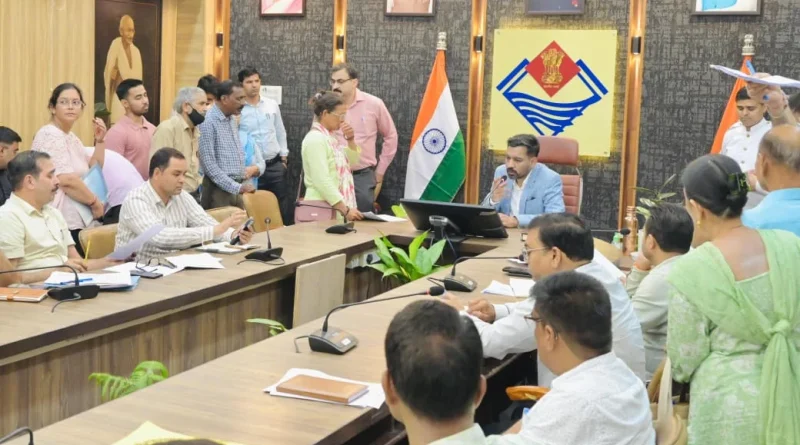 समाधान दिवस पर डीएम ने सुनी 171 फरियादियों की समस्याएं, अधिकांश मामलों का ऑन द स्पॉट निस्तारण