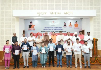मुख्यमंत्री धामी ने 221 युवाओं को सौंपे नियुक्ति पत्र; कहा- साढ़े चार साल में 33 हजार से अधिक को मिला रोजगार