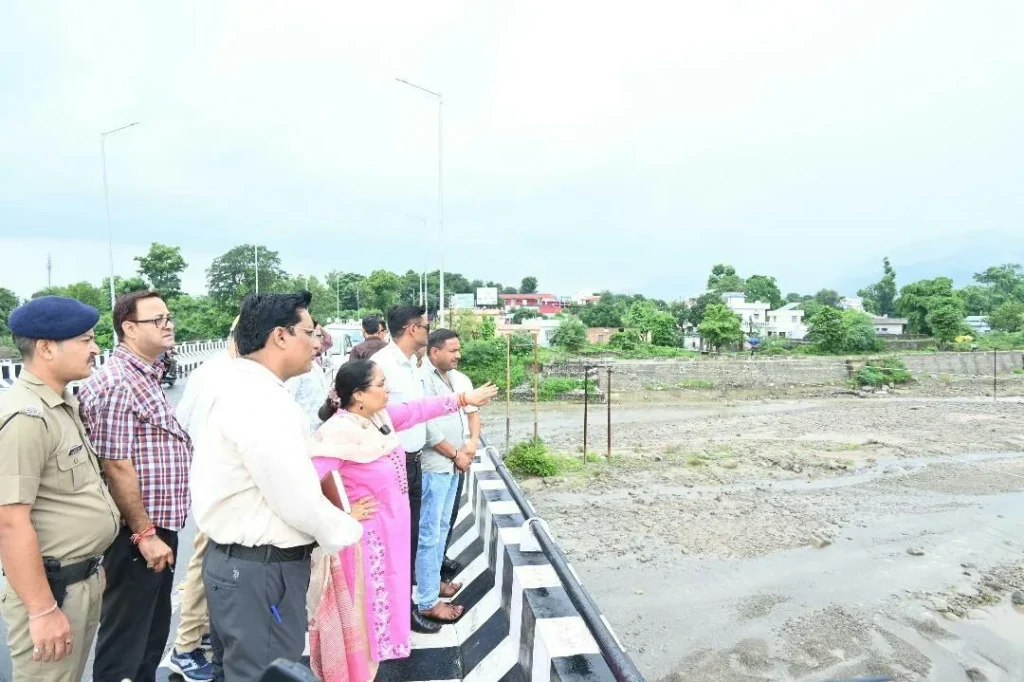 मानसून को लेकर विधानसभा अध्यक्ष ऋतु खण्डूडी ने मालन, सुखरौ और खोह नदियों का किया निरीक्षण, अधिकारियों को दिए सख्त निर्देश