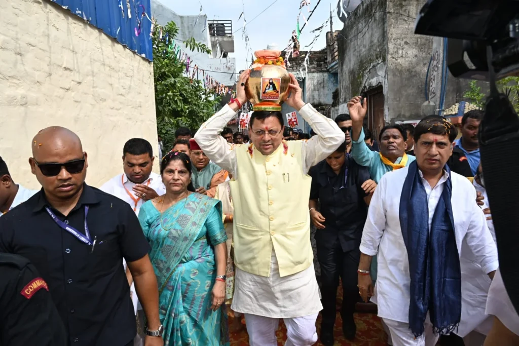 भगवानपुर में आयोजित कलश बंधन महारैली में मुख्यमंत्री धामी ने संत शिरोमणि गुरु रविदास जी के मंदिर में पूजा-अर्चना कर कलश यात्रा का किया शुभारंभ