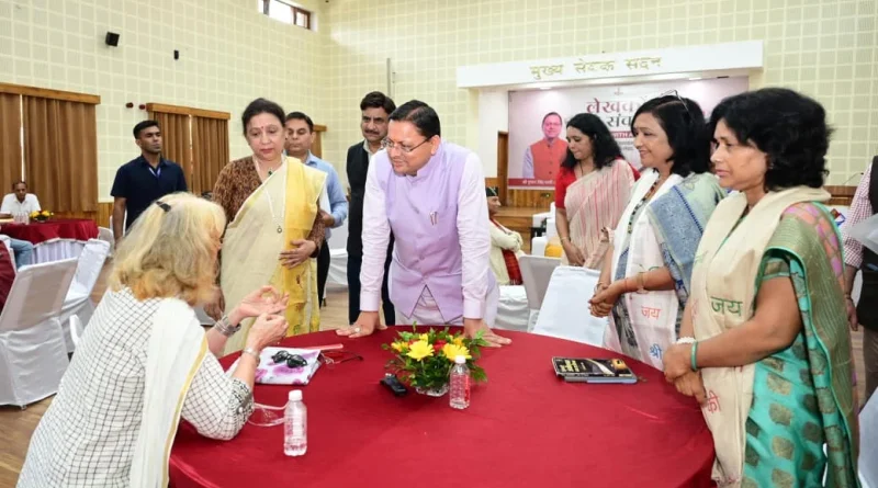 मुख्यमंत्री ने मुख्य सेवक सदन में लेखकों एवं साहित्यकारों से किया संवाद, उत्तराखंड के विकास, सांस्कृतिक संरक्षण और सामाजिक परिवर्तन में साहित्यकारों की भूमिका पर हुई चर्चा