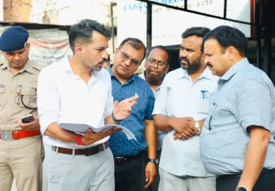 आढ़त बाजार/तहसील चौक सड़क चौड़ीकरण परियोजना कार्य प्रगति का डीएम डॉ. आशीष चौहान ने किया स्थलीय निरीक्षण; मुख्यमंत्री के विजन के अनुरूप परियोजना से जाम में आएगी कमी और शहर की यातायात व्यवस्था होगी अधिक सुगम एवं सुरक्षित