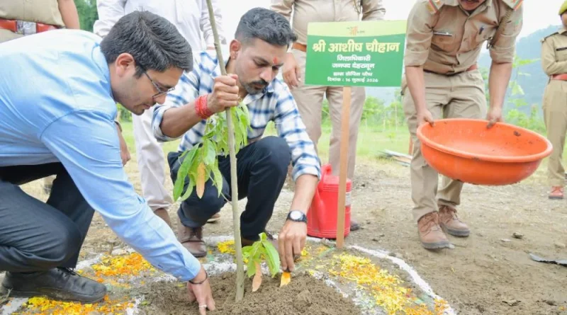 हरेला पर्व पर हरियाली का संकल्प: जिलाधिकारी डॉ0 आशीष चौहान ने किया वृक्षारोपण, कहा- पौधारोपण को बनाएं जन-आंदोलन