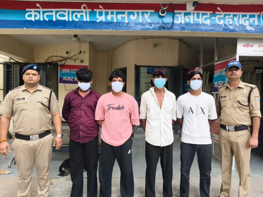सार्वजनिक स्थान पर लडाई झगडा कर लोक शान्ति भंग करने वालों को दून पुलिस ने पढाया कानून का पाठ, 4 अभियुक्तों को किया गिरफ्तार