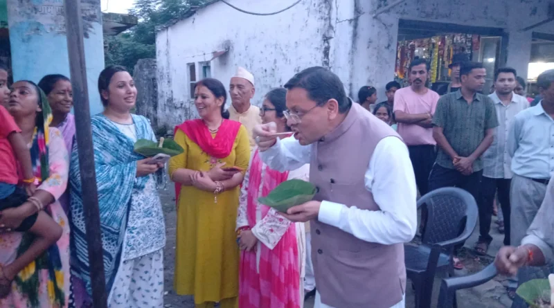 मुख्यमंत्री धामी ने ‘लोकल फॉर वोकल’ को दिया प्रोत्साहन, लोहियाहेड में पैदल पहुंचकर स्थानीय स्टॉल पर लिया टिकी का स्वाद