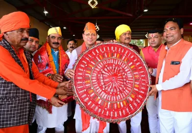 मुख्यमंत्री धामी ने माँ वाराही के दर्शन कर प्रदेशवासियों की सुख-समृद्धि की कामना की, देवीधुरा में फलों-फूलों से बरसी बग्वाल, ऐतिहासिक पाषाण युद्ध के साक्षी बने लाखों श्रद्धालु