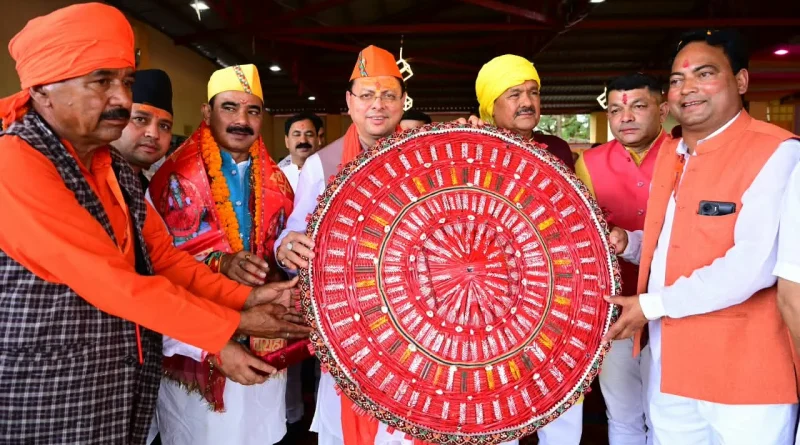 मुख्यमंत्री धामी ने माँ वाराही के दर्शन कर प्रदेशवासियों की सुख-समृद्धि की कामना की, देवीधुरा में फलों-फूलों से बरसी बग्वाल, ऐतिहासिक पाषाण युद्ध के साक्षी बने लाखों श्रद्धालु