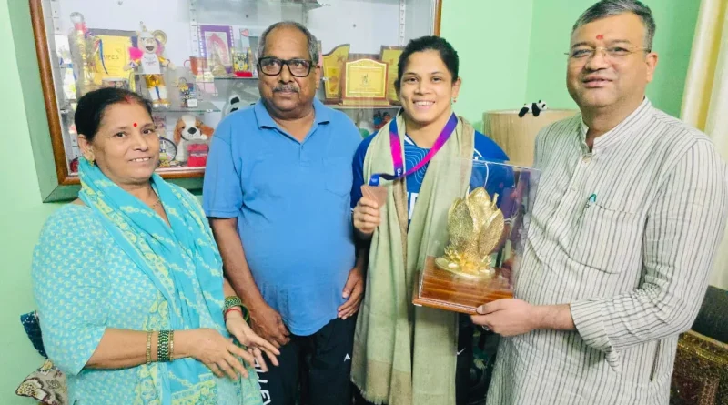 कॉमनवेल्थ गेम्स में कांस्य पदक जीतने वाली उन्नति शर्मा को मेयर सौरभ थपलियाल ने किया सम्मानित