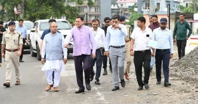 मुख्यमंत्री ने नंदा की चौकी पुल के एप्रोच रोड के पुनर्निर्माण कार्य का किया निरीक्षण