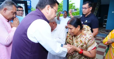 मुख्यमंत्री धामी ने 15 अगस्त की पूर्व संध्या पर शहीद अमित कुमार अणथ्वाल के परिजनों से की भेंट, किया सम्मानित