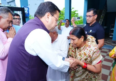 मुख्यमंत्री धामी ने 15 अगस्त की पूर्व संध्या पर शहीद अमित कुमार अणथ्वाल के परिजनों से की भेंट, किया सम्मानित
