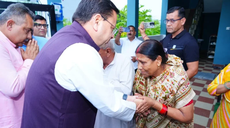 मुख्यमंत्री धामी ने 15 अगस्त की पूर्व संध्या पर शहीद अमित कुमार अणथ्वाल के परिजनों से की भेंट, किया सम्मानित