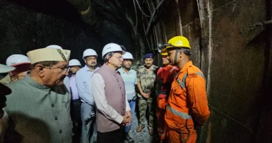 संकट की घड़ी में मौके पर पहुंचे सीएम धामी, टनल में चल रहे रेस्क्यू ऑपरेशन का लिया जायजा