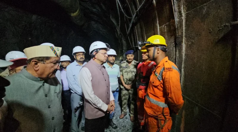 संकट की घड़ी में मौके पर पहुंचे सीएम धामी, टनल में चल रहे रेस्क्यू ऑपरेशन का लिया जायजा