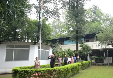 स्वतंत्रता दिवस पर जिलाधिकारी डॉ0 आशीष चौहान ने कलेक्ट्रेट परिसर में किया ध्वजारोहण