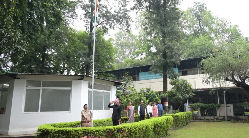 स्वतंत्रता दिवस पर जिलाधिकारी डॉ0 आशीष चौहान ने कलेक्ट्रेट परिसर में किया ध्वजारोहण