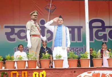 स्वतंत्रता दिवस पर मुख्यमंत्री पुष्कर सिंह धामी ने परेड ग्राउंड में किया ध्वजारोहण, साथ में की कई घोषणाएं
