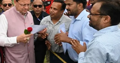 बेरोजगार डिग्रीधारी लैब तकनीशियनों ने हल्द्वानी में मुख्यमंत्री पुष्कर सिंह धामी से की मुलाकात