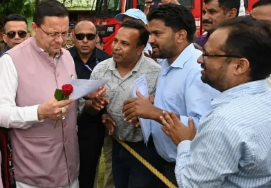 बेरोजगार डिग्रीधारी लैब तकनीशियनों ने हल्द्वानी में मुख्यमंत्री पुष्कर सिंह धामी से की मुलाकात