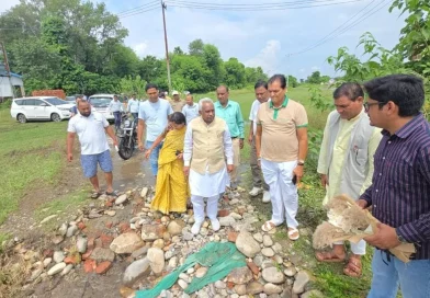 बाढ़ प्रभावित क्षेत्रों का मंत्री और विधायक ने किया स्थलीय निरीक्षण, अधिकारियों को त्वरित कार्रवाई के निर्देश