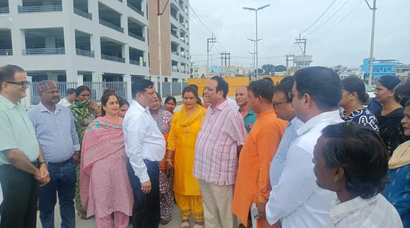 आढ़त बाजार के विकास कार्यों का विधायक विनोद चमोली और एमडीडीए उपाध्यक्ष IAS बंशीधर तिवारी ने किया स्थलीय निरीक्षण, नवीन आढ़त बाजार का निर्माण पूरा, व्यापारियों को जल्द मिलेगा लाभ