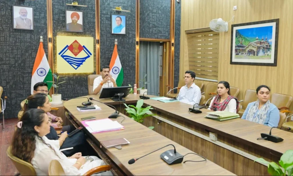 वन भूमि हस्तांतरण व क्षतिपूर्ति वृक्षारोपण को लेकर डीएम ने ली समीक्षा बैठक, रिजर्व लैंड बैंक को जल्द अपडेट करें- डीएम डॉ. आशीष चौहान