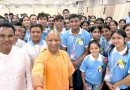 देवप्रयाग के मेधावी छात्रों से मिले यूपी के मुख्यमंत्री योगी आदित्यनाथ, साथ में खिंचवाई सेल्फी, छात्रों को प्रदान किए बैग