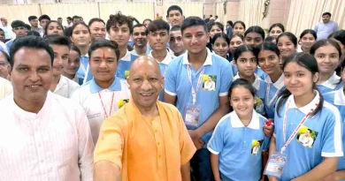देवप्रयाग के मेधावी छात्रों से मिले यूपी के मुख्यमंत्री योगी आदित्यनाथ, साथ में खिंचवाई सेल्फी, छात्रों को प्रदान किए बैग