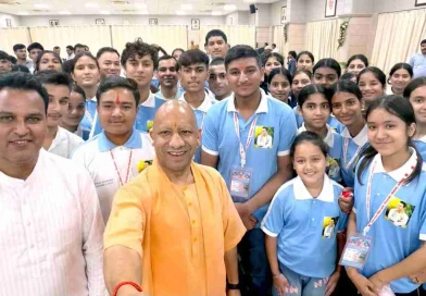 देवप्रयाग के मेधावी छात्रों से मिले यूपी के मुख्यमंत्री योगी आदित्यनाथ, साथ में खिंचवाई सेल्फी, छात्रों को प्रदान किए बैग