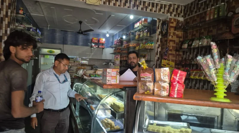 मिठाई की ट्रे पर निर्माण और एक्सपायरी डेट लिखना अनिवार्य, खाद्य विभाग की 27 दुकानों पर जांच