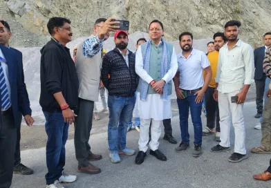 श्रीनगर से सड़क मार्ग से देहरादून लौटते हुए मुख्यमंत्री धामी ने किया राष्ट्रीय राजमार्ग का स्थलीय निरीक्षण